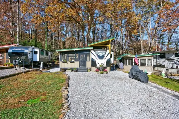 324 Leisure Acres Dr, Cleveland, GA 30528