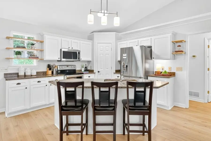 8635 Sapphire Lane, Gainesville, GA 30506 - Image #3