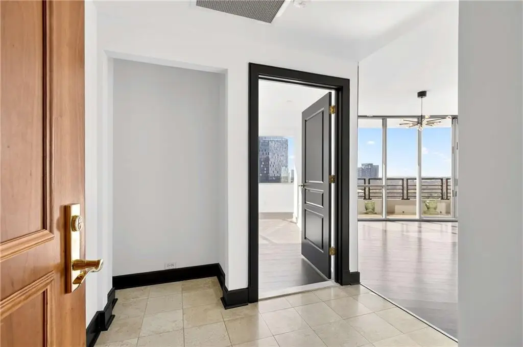 700 Park Regency Place Ne #2104, Atlanta, GA 30326 - Image #1