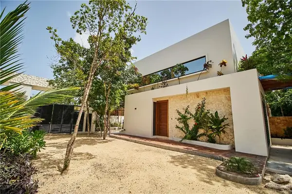 28 La Selva, Out of Country,  77760