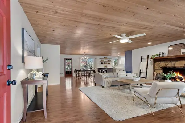 126 E Lake Drive, Roswell, GA 30075