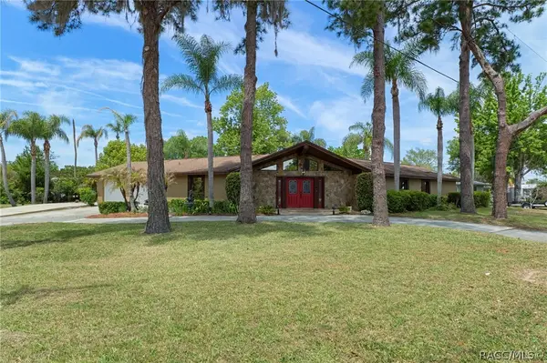 239 SE Paradise Point Road, Crystal River, FL 34429