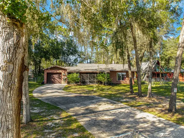 17051 SE 61st Plaza, Ocklawaha, FL 32179