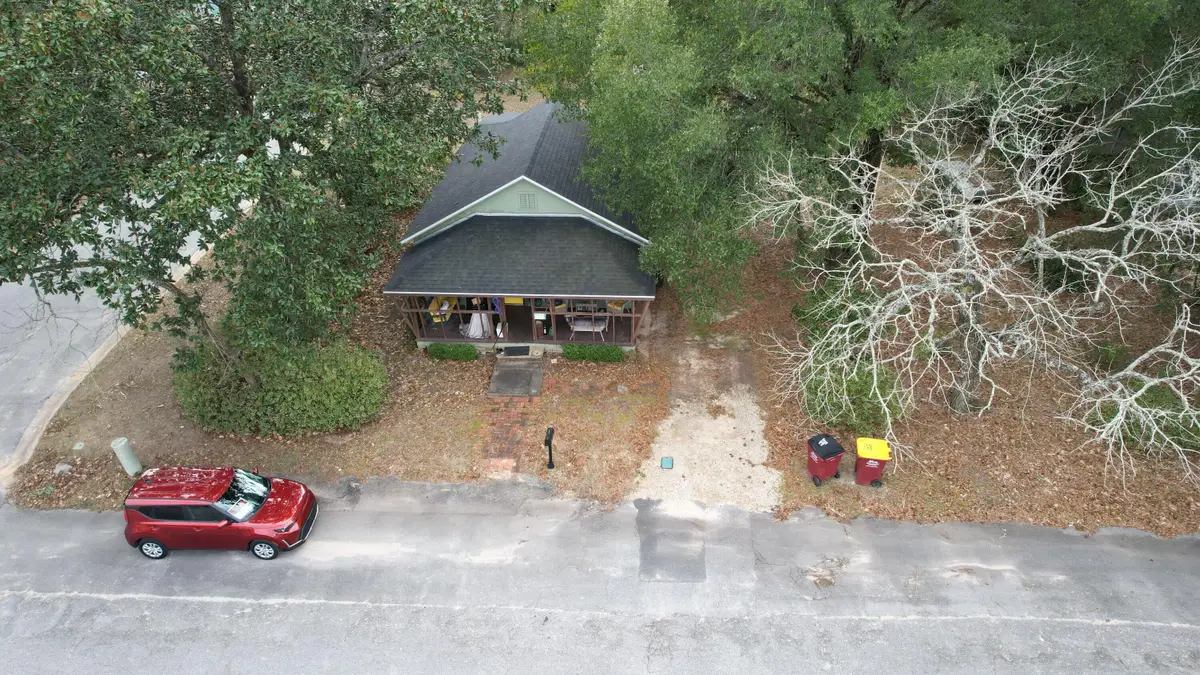 625 E Chestnut Avenue, Crestview, FL 32539 - #1