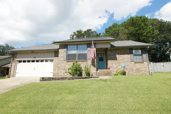 221 Karen Court, Niceville, FL 32578