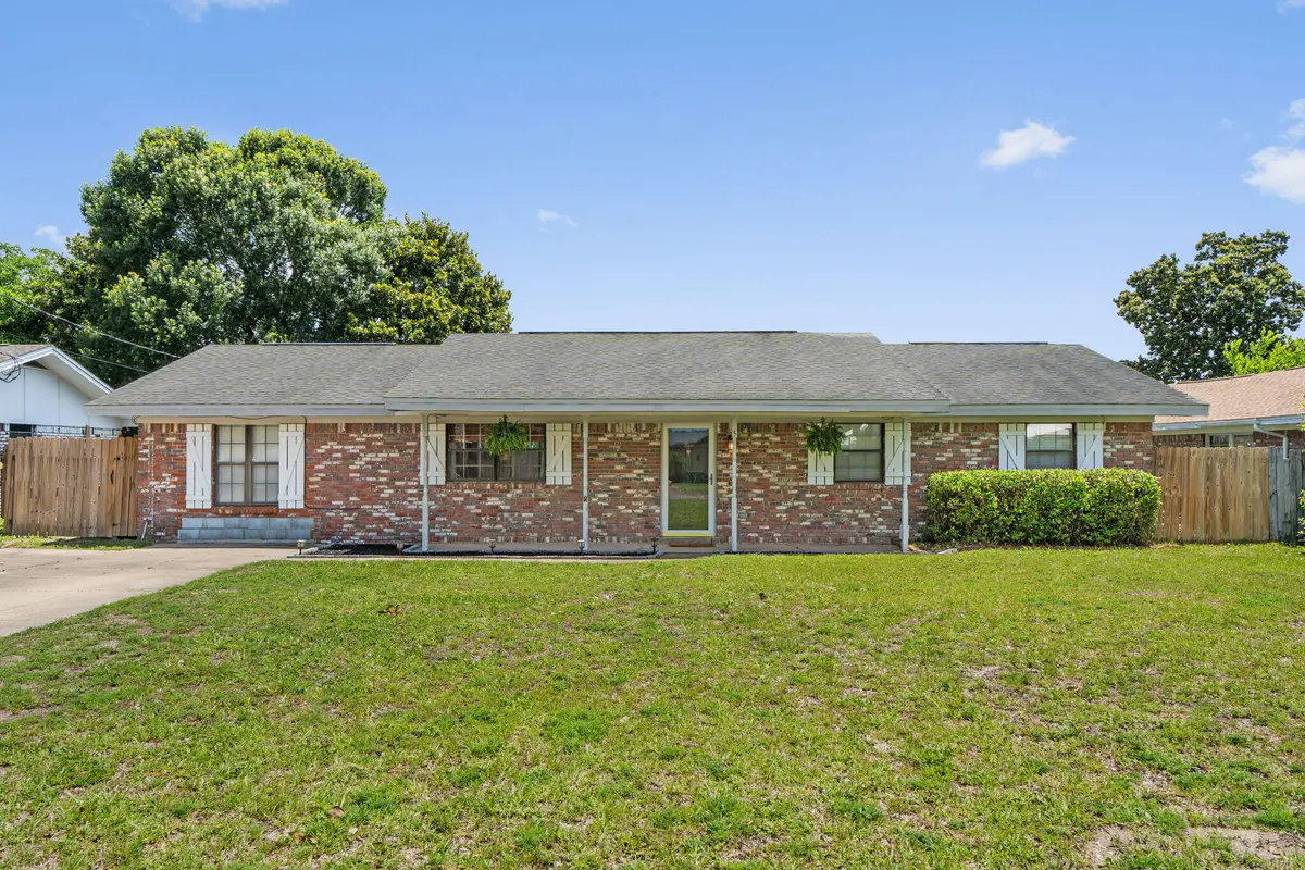 5 Lakeview Drive, Mary Esther, FL 32569 - #1