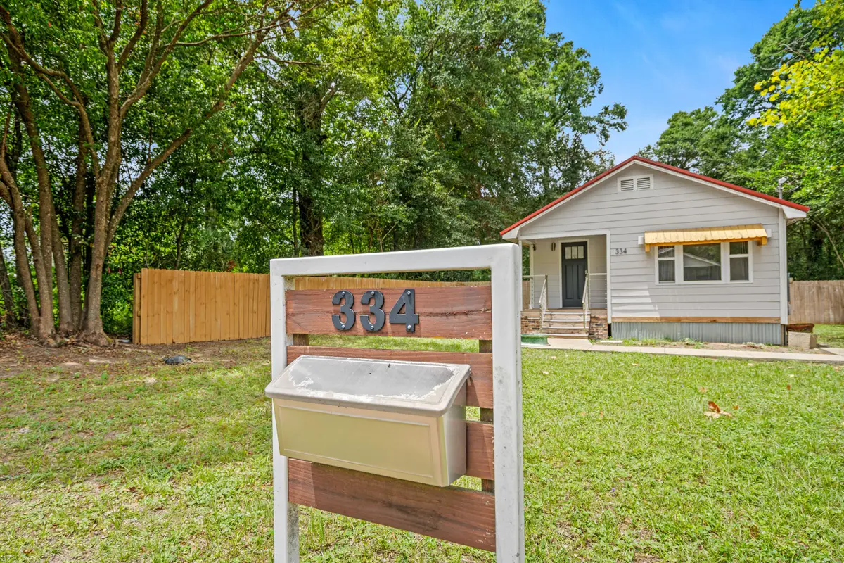 334 E Chestnut Avenue, Crestview, FL 32539 - #1