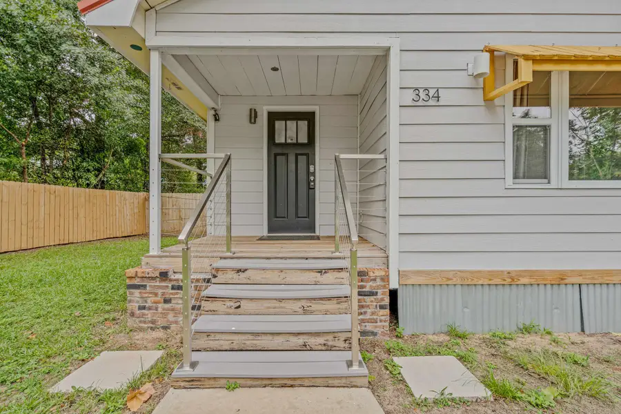 334 E Chestnut Avenue, Crestview, FL 32539 - #3