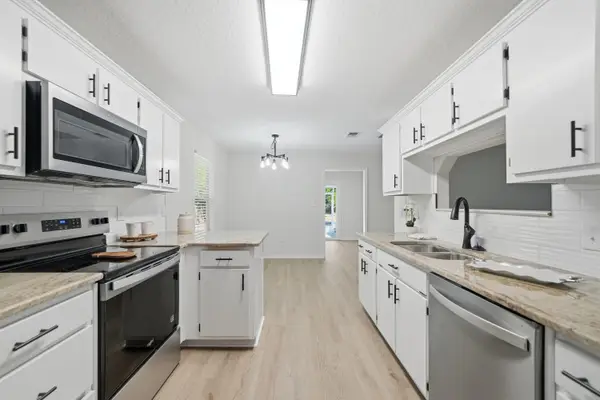 2202 Avenida De Sol, Navarre, FL 32566