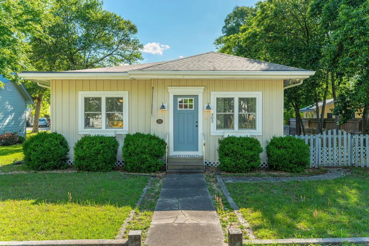 302 Crescent Drive, Defuniak Springs, FL 32435 - #1