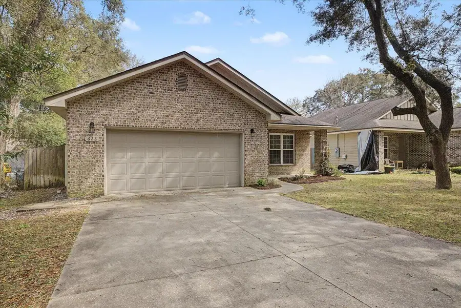628 Hickory Avenue, Niceville, FL 32578 - #2