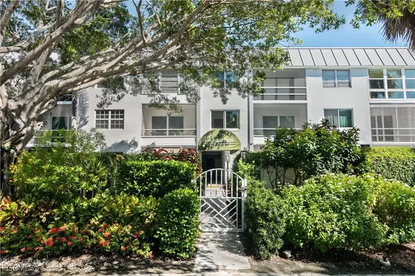 72 7th Street S #206, Naples, FL 34102