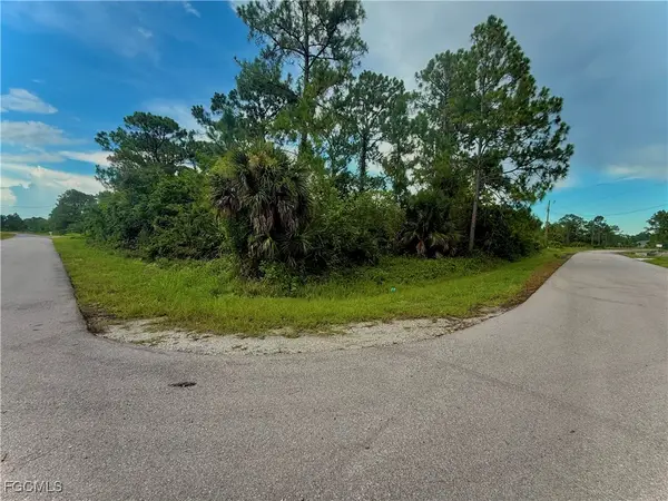 567 Cottonwood Avenue S, Lehigh Acres, FL 33974