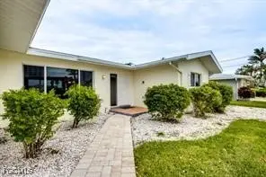 913 SE 43rd Terrace, Cape Coral, FL 33904
