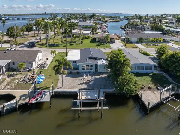 2562 Bayshore Drive, Matlacha, FL 33993