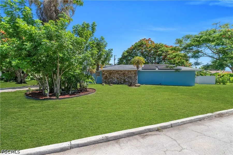 139 E Lake Drive, Lehigh Acres, FL 33936 - #2