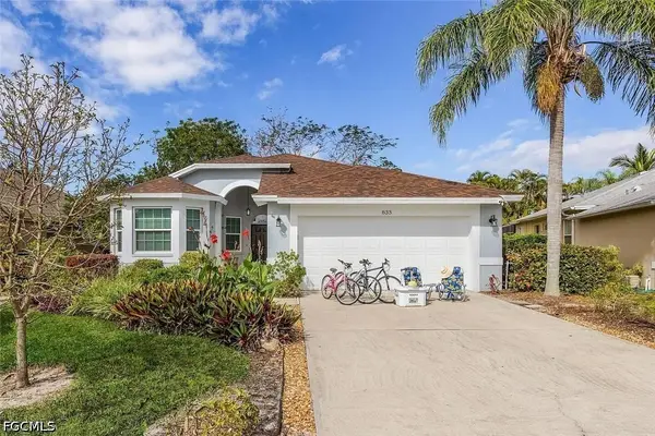 833 Mount Hood Court, Naples, FL 34104