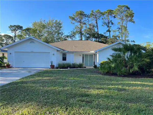 2251 Queens Way E, Naples, FL 34112