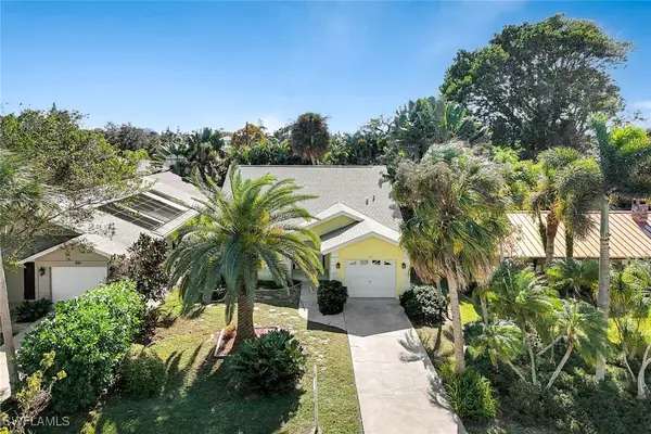 812 102nd Avenue N, Naples, FL 34108