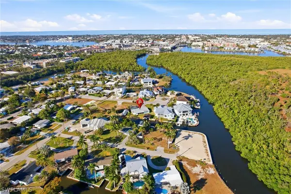 1159 Holiday Lane E, Naples, FL 34104