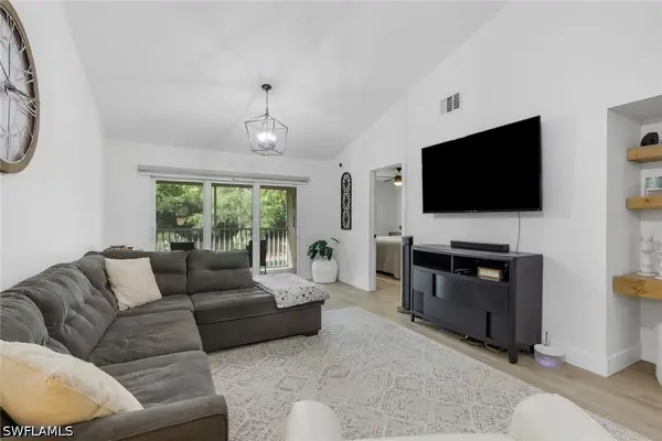 241 Robin Hood Circle #202, Naples, FL 34104