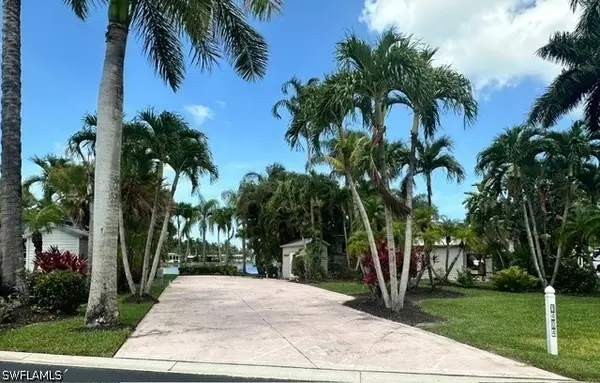 1404 Pearl Lake Point, Naples, FL 34114