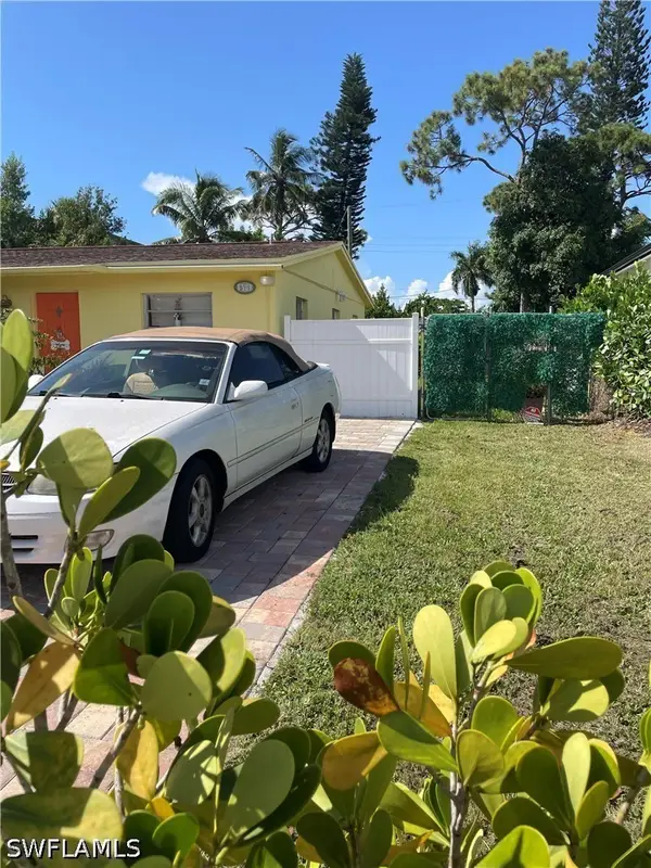 1381 13th Avenue N, Naples, FL 34102