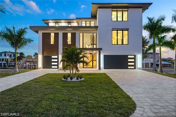 256 Trade Winds Avenue, Naples, FL 34108