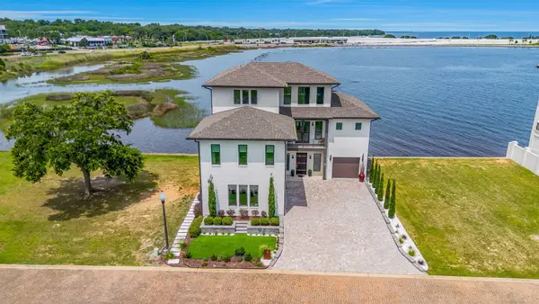 8 Wharf Avenue, Pensacola, FL 32502