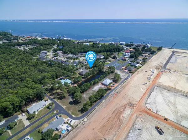 1717 E Smugglers Cove Dr, Gulf Breeze, FL 32563