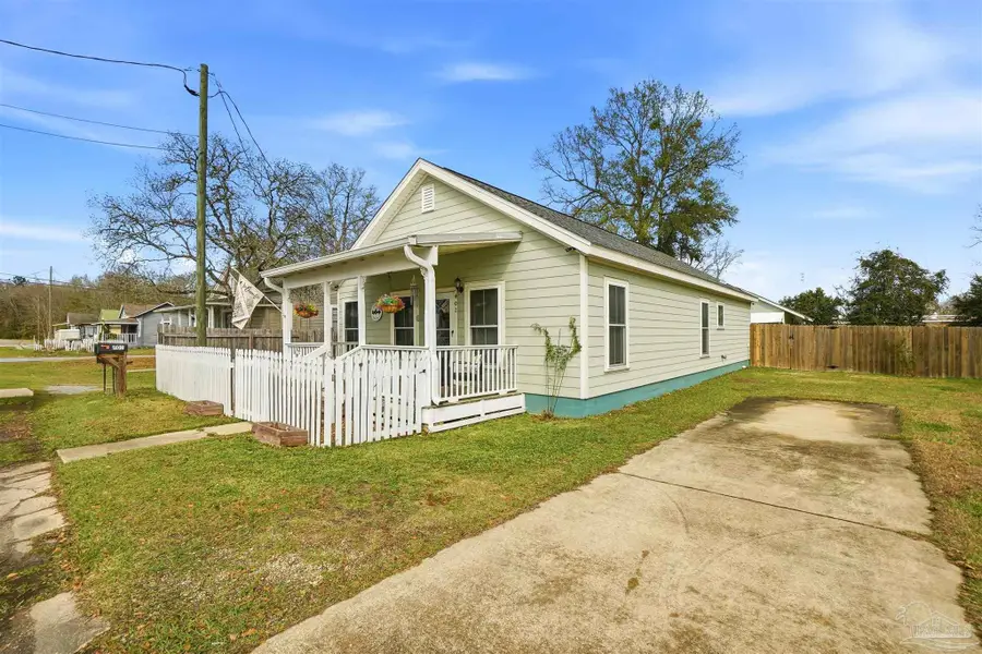 402 Front St, Century, FL 32535 - Image #3