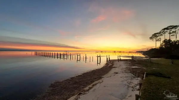 6817 Tidewater Dr, Navarre, FL 32566