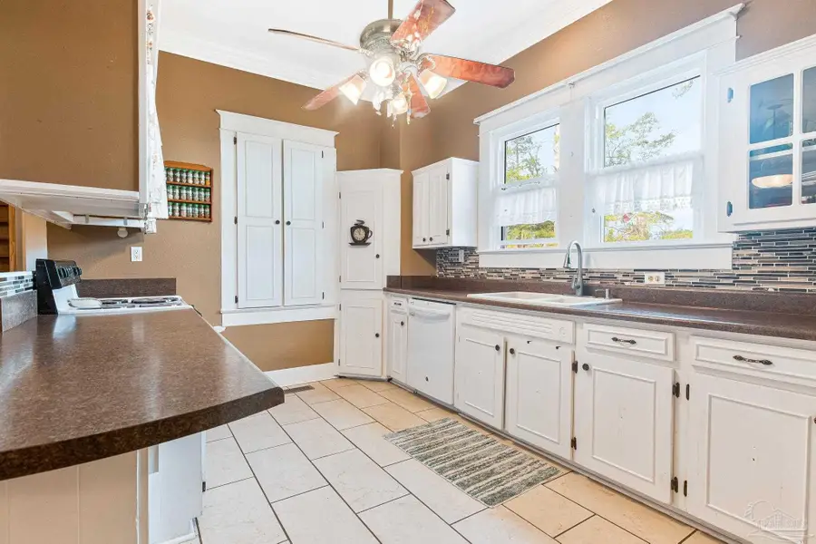 817 Douglas Ave, Brewton, AL 36426 - #3