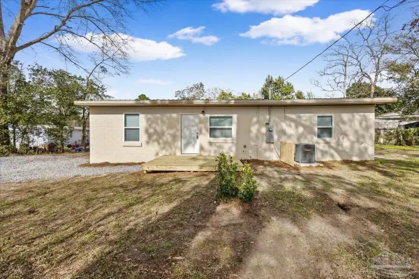 448 Lakeview Ave, Cantonment, FL 32533