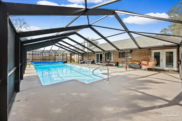 8 Arapaho Dr, Pensacola, FL 32507