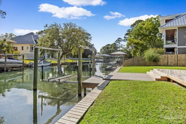 4593 Soundside Dr, Gulf Breeze, FL 32563