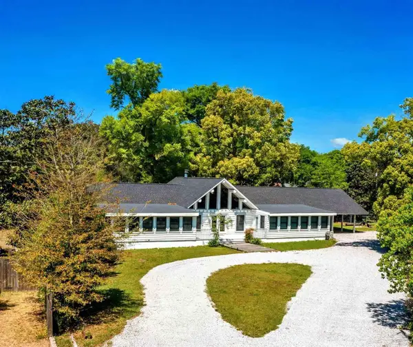 2221 Club House Dr, Lillian, AL 36549