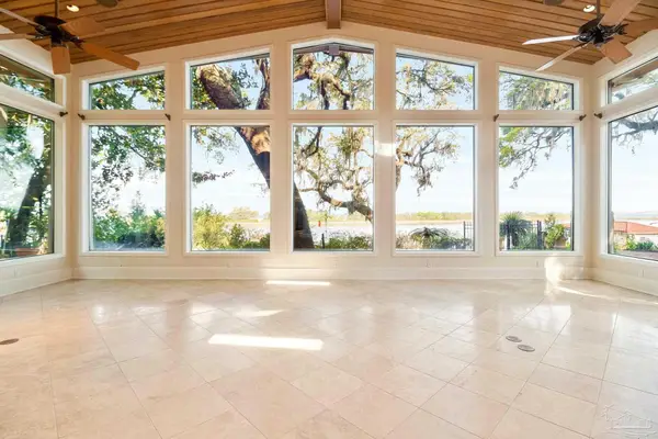 110 Highpoint Dr, Gulf Breeze, FL 32561