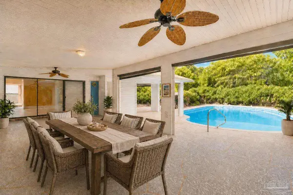 2221 Oxford Dr, Pensacola, FL 32503