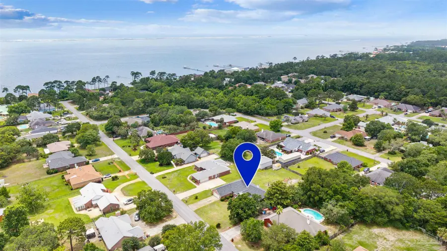 1423 Sound Retreat Dr, Navarre, FL 32566 - #3