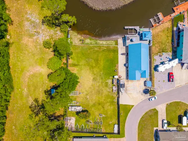 724 Landing Ln, Pensacola, FL 32507