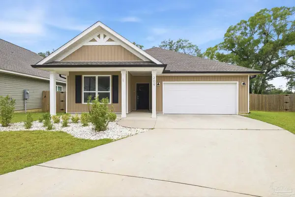 209 Camellia Dr, Cantonment, FL 32533