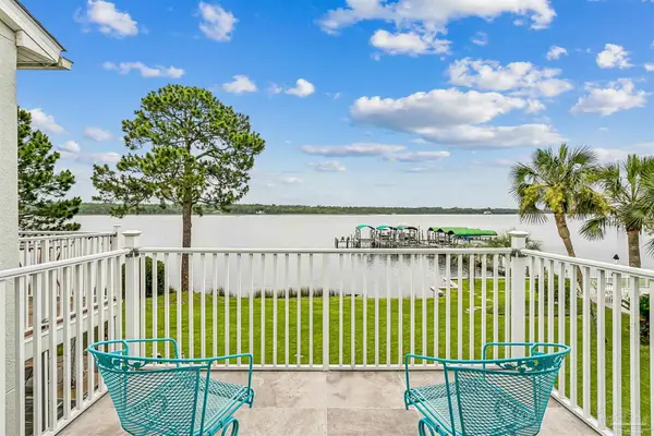 2856 Boat Club Ln, Navarre, FL 32566