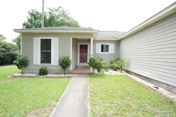2005 Commodore Dr, Navarre, FL 32566