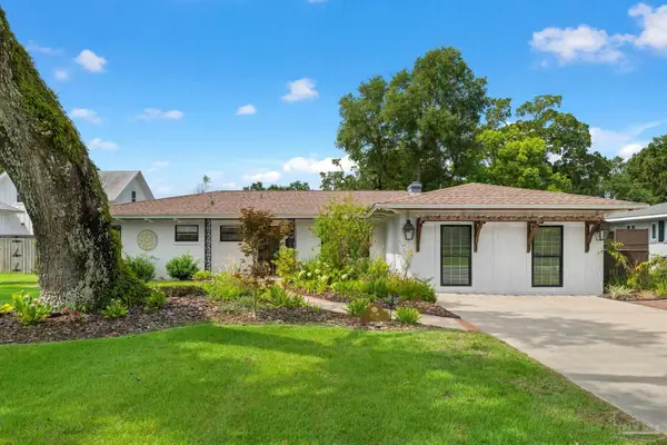 17 Lakeside Dr, Pensacola, FL 32507
