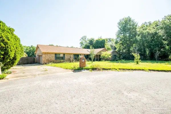 406 Twin Lakes Dr, Pensacola, FL 32504