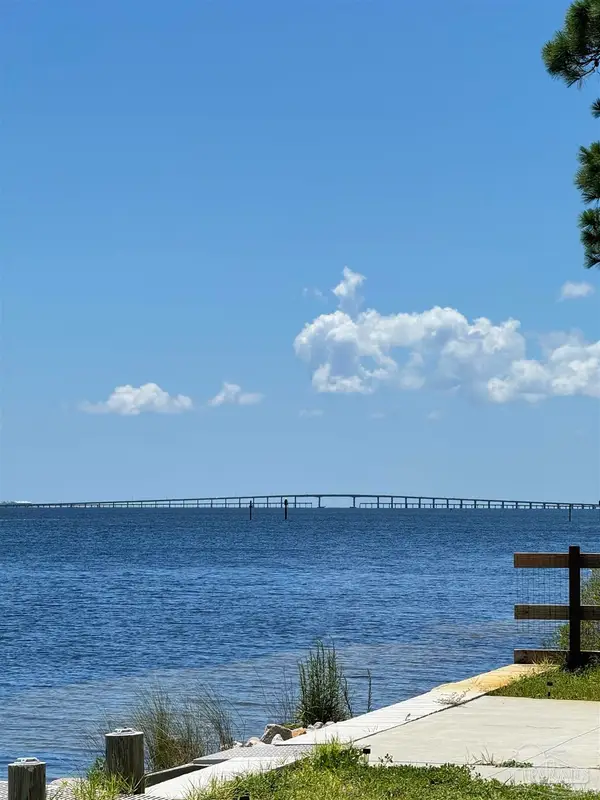 2718 Bay St, Gulf Breeze, FL 32563