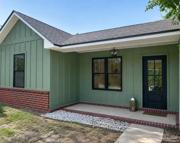 1643 Balogh Dr, Gulf Breeze, FL 32563