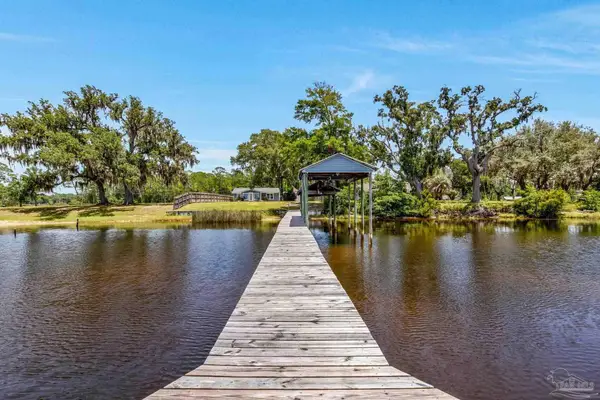 7631 Petersen Pt Rd, Milton, FL 32583