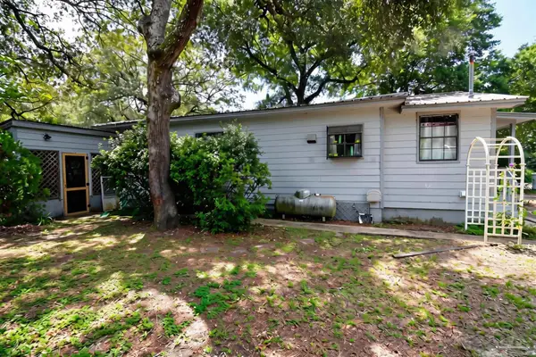 3052 Safronia Shores Rd, Navarre, FL 32566